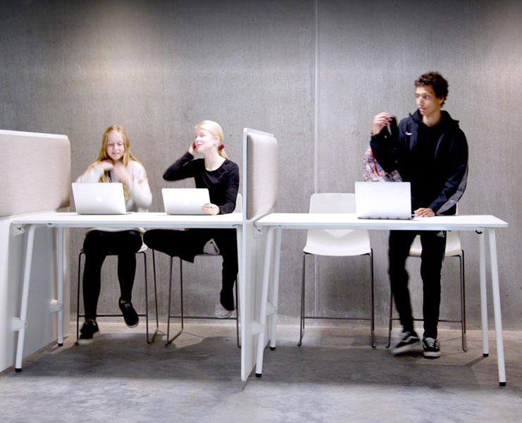 Fourreal table Fourreal high tables with acoustic divides