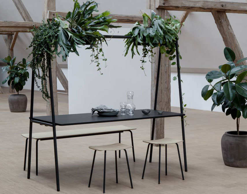 Fourreal A table