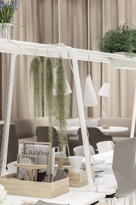Fourreal A table Fourreal A table with biophilia