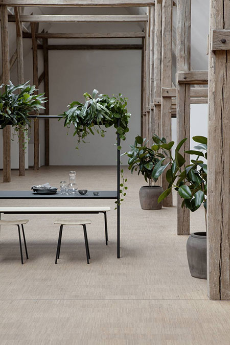 Fourreal A table Fourreal A standing table