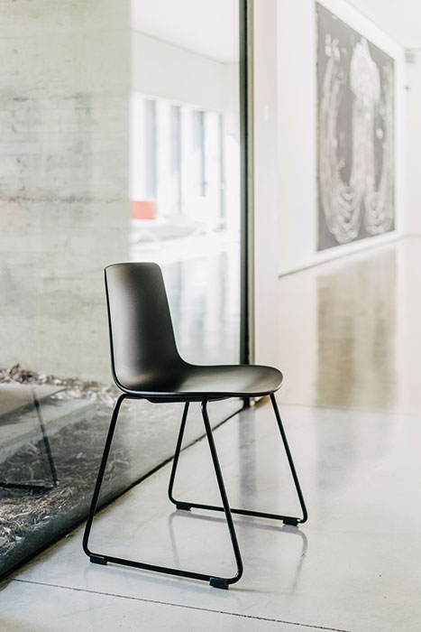Lottus Two chair Lottus black sled chair