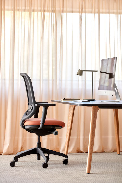 Niko table Niko desk with oak legs.