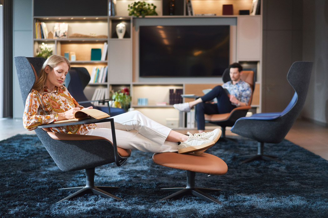 SE:Lounge SE:Lounge chair with ottoman and tablet table