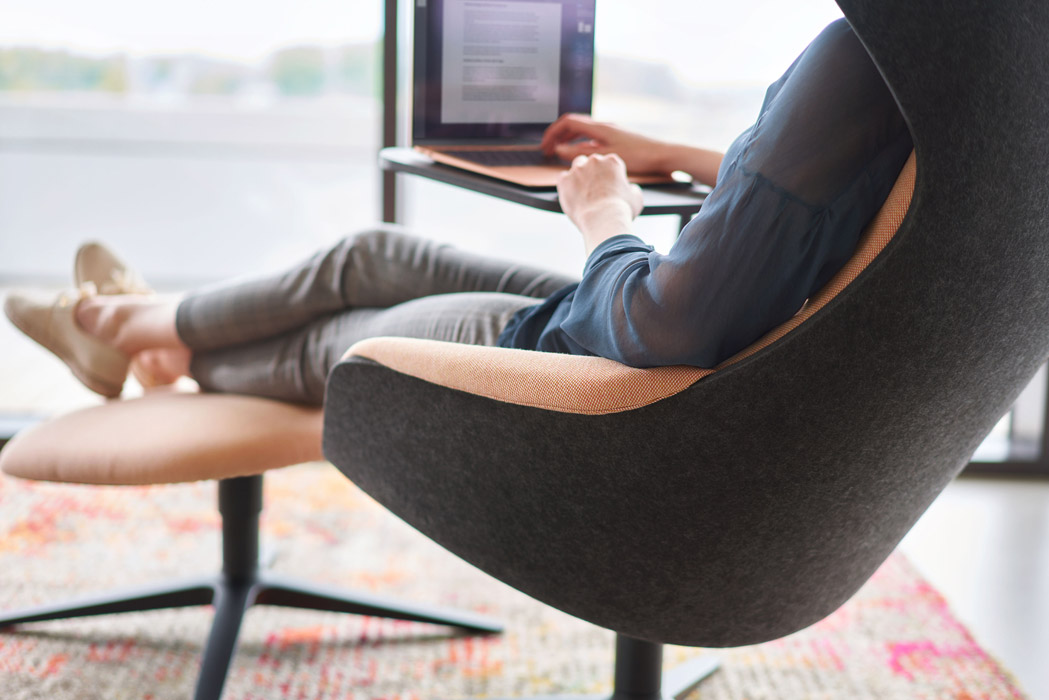 SE:Lounge SE:Lounge chair working setup with tablet table