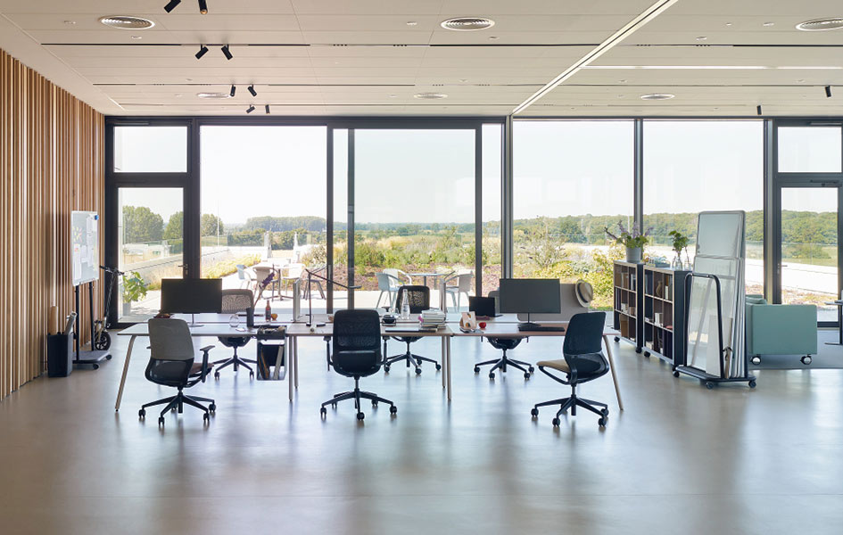 Agile office space with SE Motion Net chairs