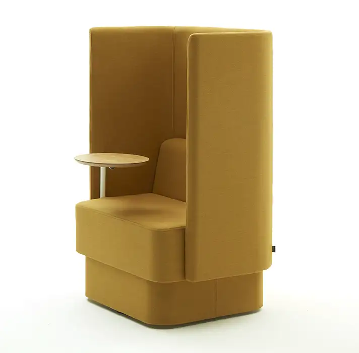 Pullman chair with tablet arm